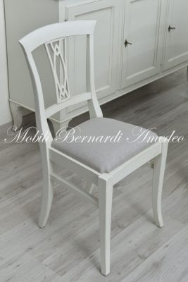 Sedia in stile classico con finitura laccata colorata bianco anticato e seduta tappezzata